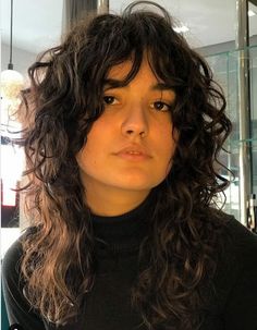 Wavy Wolf Cut Medium, Curly Shag Hairstyles Medium, Wolf Cut Wavy Hair Medium, Curly Short Wolf Cut, Curly Hair Alternative Style, Wolf Cut Hair Curly, Curly Wolf Cut With Bangs, Medium Length Wavy Haircut, Soft Shag Haircut Mid Length