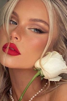 Red Lipstick Makeup Blonde, Blonde Hair Red Lips, Makeup Bibir, Red Lipstick Makeup Looks, Red Lips Makeup Look, Romantic Makeup, Classy Makeup, Red Lipstick Makeup, Prom Eye Makeup