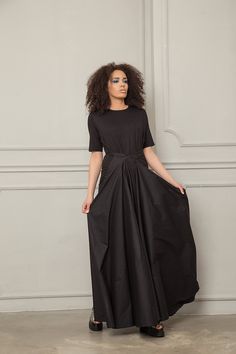 Plus Size Maxi Dress, Black Maxi Dress, Women Maxi Dress Loose jersey dress with exaggerated cotton bottom part and adjustable waist straps: |ONNA| Long dress with a string belt that gives you the option to completely change your look and wear it in accordance with the occasion or your mood. GARMENT FEATURES: *One dress with so many options to wear *A-line loose silhouette *Classic crew neckline *Mid length sleeves *Soft jersey top part and sleeves *Oversized bottom in quality poplin cotton *Adj Dress Winter Wedding Guest, Maxi Dress Sleeves, Cocktail Dress Winter, Winter Wedding Guest, Vampire Dress, Trendy Maxi Dresses, Black Kaftan, Winter Wedding Guest Dress, Plus Size Maxi Dress