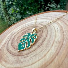 Embark on a journey of botanical elegance with our Monstera Leaf Pendant Necklace, a tribute to the enchanting allure of the natural world. Crafted with meticulous attention to detail, this necklace captures the essence of lush foliage in a timeless piece of jewelry. Adorn yourself with the iconic silhouette of the Monstera leaf, intricately recreated in a pendant measuring approximately 0.8 inches. Each delicate vein and contour reflects the grace and beauty of nature, making this necklace a ca Nature-inspired Pendant Necklace As Gift For Her, Green Leaf-shaped Jewelry Gift, Nature-inspired Jewelry With Adjustable Chain As Gift, Handmade Green Necklace As A Gift For Her, Handmade Green Leaf Necklace, Nature-inspired Pendant Necklace With Adjustable Chain, Nature-inspired Necklace With Adjustable Chain As Gift, Nature-inspired Necklace With Adjustable Chain For Gift, Gold Leaf-shaped Nature-inspired Necklace