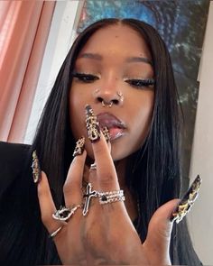 Piercing Inspo Black Women, Nails For Black People, Piercings On Black Women, High Maintenance Aesthetic, Piercing Ideas Face, Dope Jewelry Accessories, Piercing Inspo, Edgy Makeup, La Girl