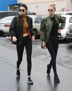 Stile Kendall Jenner, Kendall Jenner Makeup, Walking Down The Street, Athleisure Trend, Cheap Jacket, Hadid Style, Kendall Jenner Outfits, Legging Outfits, Jenner Outfits