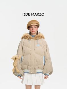 13DE MARZO Doozoo Cosplay Down Jacket Semolina Size Chart ( in CM ) Chest Sleeve Length S 107.5 79 70 M 110.4 81 72 L 113.3 83 74 Lining composition: 100% PolyesterLining material composition: 52% Polyester, 48% ViscoseFilling: White Duck Down (down content 85%) Fleece content: S/195g; M/206g; L/218g