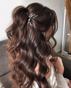 Timeless Wedding Hairstyles, Vintage Wedding Hairstyles, Quince Hairstyles With Crown, Prom Hair Down, Simple Hairstyles, Hoco Hairstyles, Homecoming Hairstyles Updos