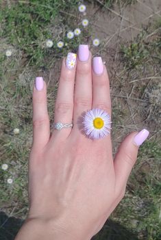 Round Acrylic Nails Design Spring, Gel Nails With Daisy, Short Nails With Daisies, Spring Daisy Nails, Daisy Nails Acrylic, Cute Gel Nails For Spring, Lilac Daisy Nails, Daisy Flower Nails, Lilac Nails With Daisies