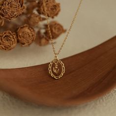 Gold Jewelry Dainty, Gold Necklace Small Pendant, Tulip Jewelry, Vintage Gold Pendant, Disney Engagement Rings, Tulip Necklace, Flower Tulip, Dainty Pendant Necklace, Nature Engagement Ring