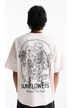 Van Gogh license T-shirt with sunflower print on the back, a round neck and short sleeves. Pull And Bear Men, Van Gogh Sunflowers, Anime Tshirt, Pull N Bear, Latest Mens Fashion, Popular Outfits, Sunflower Print, Bear T Shirt, Pull & Bear