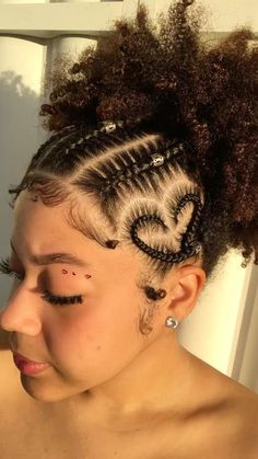 TIARA NAGÔ CORAÇÃO ❤️ | trança raiz | trança nagô | coque trançado | trança coração @studiotra… em 2022 | Penteados com trança afro, Penteados com trança, Cabelo com trança Half Braids Half Curls Natural Hair, Natural Hair Updo Wedding, Braid Game, Quick Natural Hair Styles, Cute Braided Hairstyles, Trendy Hairstyle, Hair Twist Styles, Curly Hair Styles Easy, Natural Curls Hairstyles