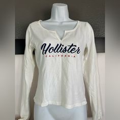 New With Out Tags Size M Long Sleeve Crop Shirt White With “Hollister California “ Graphics 29 Hollister T Shirt, Hollister Clothes, Hollister Vintage, Extra Clothes, Hollister Logo, Hollister Long Sleeve, California Shirt, Academic Validation, Hollister California