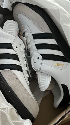 adidas samba Photographie Indie, Urban Shoes, Sneaker Shop, Jordan Shoes Girls, Cute Shoes Heels, Fancy Shoes, Swag Shoes