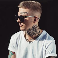 Love the undercut hairstyle? Here are our expert tips on how to get and style this popular cut and 50 examples how Undercut Hairstyle works. Shaved Sides Long Hair, Shaved Sides Haircut, Dapper Haircut, Shaved Haircut, Side Shaved, Mens Hairstyles Fade, Undercut Designs, Long Haircut