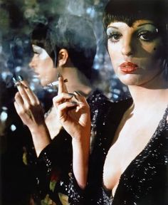 Liza Minnelli in Cabaret (Bob Fosse, 1972). For her "look," Minnelli drew inspiration from silent film star Louise Brooks. New Year Hairstyle, Ziegfeld Girls, Old Hollywood Movies, Liza Minnelli, Holiday Beauty, Judy Garland, Vintage Hollywood