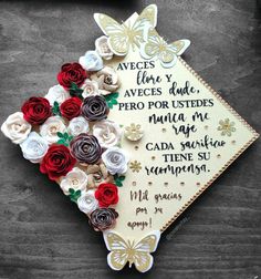 a decorated graduation cap with flowers and butterflies on the front, reads vences flor y avece