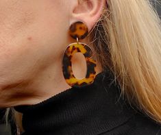 USE: These large brown and black tortoise acetate clip on earrings make a great retro 60's vintage style statement! These large geometric clip on earrings are highly lightweight ! MATERIALS: They feature amber tortoise shell cabochon and a hollow oval pendant. SIZE: Length: 70 mm (2.76 in) YOU MAY ALSO LIKE: Shorter and rectangle: www.etsy.com/listing/1431626059 www.etsy.com/shop/UneDemiLune?ref=seller-platform-mcnav&section_id=21239593 Shell Clip, Black Tortoise, Oval Pendant, Retro Stil, Style Statement, Pierced Ears, Tortoise Shell, Style Retro, Clip On