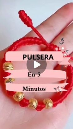 a hand holding a red string with gold beads on it and the words pulsera en 5 minutos