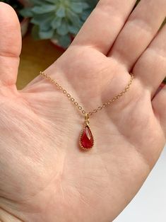 Diy Geometric Decor, New Gold Jewellery Designs, Pear Pendant, Geometric Decor, Gold Fashion Necklace, Womens Jewelry, Necklace Simple, Star Ruby, Ruby Jewelry