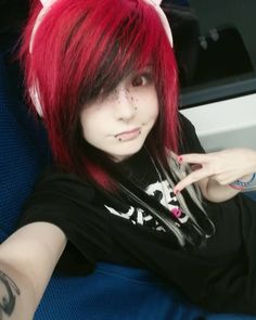 Short Emo Scene Hair, Scenemo Hair Short, Scene Hair Inspiration, Scenecore Hairstyle, Scene Hairstyles Short, Short Emo Hair 2000s, Scene Hair 2000s, Scene Short Hair, Scenecore Hair