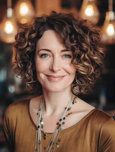 Pelo Bob Ondulado, Short Curly Bob Haircut, Woman With Curly Hair, Spring Haircuts, Short Wavy Haircuts, Medium Length Curly Hair, Bob Haircut Curly