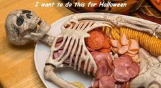 Menu Halloween, Uhyggelig Halloween, Spooky Halloween Party, Fun Pics, Halloween Appetizers, Halloween Goodies, A Skeleton