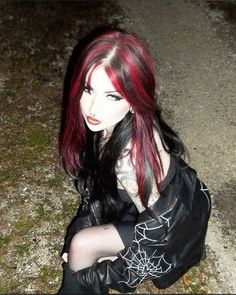 Black And Red Skunk Hair, Blonde Red Black Hair, Emo Aesthetic Hair, Skunk Hair Ideas, Skunk Red Hair, Goth Colored Hair, Red And Black Skunk Hair, Skunk Hair Red, Black And Red Split Dye