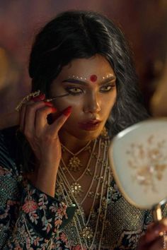 South Asian Aesthetic, Indian Photoshoot, Vintage Bollywood, Indian Aesthetic, Brown Girl, Divine Feminine, The Mirror, Pretty People, Beautiful People