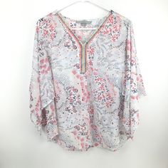 Valerie Stevens Vneck Loose Fitting Blouse M Flutter Sleeve Bat Wing Sleeves Round Hem Hand Wash Feminine Floral Print Top With Split Neck, Feminine Spring Tops With Split Neck, Feminine Summer Blouse With Split Neck, Summer Feminine Split Neck Blouse, Feminine Split Neck Tops For Spring, Feminine Summer Tops With Split Neck, Spring Floral Print Top With Split Neck, Spring Floral Print Split Neck Top, Flowy Split Neck Summer Tops