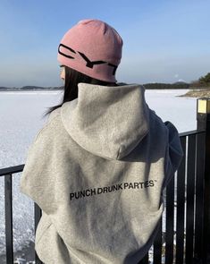 Pink Hoodie Outfit, Aesthetic Winter Fashion, Hoodie Outfit Aesthetic, Cos Fashion, Ig Aesthetic, Beanie Fits, Beanie Outfit, Gray Hoodies, Pink Beanie