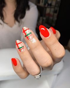 Plaid Nail Art Christmas, How To Do Plaid Nails, Christmas Flannel Nails, Simple Plaid Nails, Red And Green Plaid Nails, Christmas Birthday Nails, Christmas Nails Plaid, Plaid Nails Christmas, Green Plaid Nails