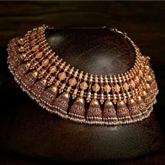 https://in.pinterest.com/krishnajewellersjubileehills/ Temple Jewelry Necklace, Antique Necklaces Design, Choker Necklace Designs, Antique Gold Jewelry Indian, Indian Bridal Jewelry Sets, Antique Jewellery Designs, Gold Necklace Indian Bridal Jewelry, Antique Bridal Jewelry, Necklace Indian