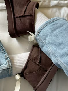 Fall fashion fall shoe inspo Fall Shoes Aesthetic, Aesthetic Ugg Boots, Dark Brown Uggs Outfit, Blue Uggs Outfit, Blue Fall Aesthetic, Brown Uggs Aesthetic, Ugg’s Aesthetic, Uggs Fall Aesthetic, Dark Brown Uggs