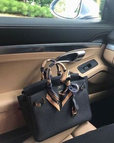 Tas Lv, Fake Designer Bags, Luxury Bags Collection, Beg Tangan, Togo Leather, Luxury Purses, Fancy Bags, Black Purse, Hermes Handbags