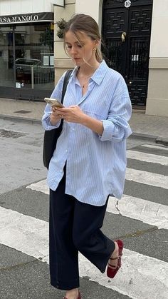 Oversized Work Shirt Outfit, Linen Shirt Street Style, Striped Boyfriend Shirt Outfit, Linen Striped Shirt Outfit, Oversize Shirt Outfits Women Casual, Outfits With Striped Shirts, Oversized Shirt Outfit, Oversize Outfit, Sukabumi