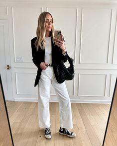 Fashion Jackson Wearing MAYSON the label black boyfriend blazer, white tshirt, white jeans, black converse high top sneakers, black blazer outfit casual, black blazer outfit inspo Professor Costume, Casual Chic Fashion, 2025 Style, Moda Casual Chic, Chic Clothing Style