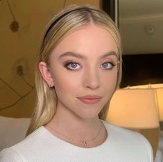 Are you aiming to re-create the viral doe eye makeup trend? Read on for top tips and an easy-to-follow tutorial. Round Blue Eyes Makeup, Sydney Sweeney Makeup, Makeup For Round Eyes, Doe Eye Makeup, Protruding Eyes, Eye Trends, Doe Eyes, Round Eyes, Sydney Sweeney