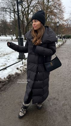 Long Puffy Coat Outfit Winter, Long Black Puffy Jacket Outfit, Oversized Black Winter Parka, Long Black Puffy Coat, Oversized Black Winter Fur Coat, Down Coat, Winter Jackets, Winter Outfits, Fall Winter