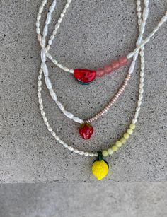 The "Lemon" necklace consists of preloved freshwater pearls, yellow semi-precious stone beads made of lemon jade and a handmade glass lemon. At Studio NIOvi we only use preloved freshwater pearls. Of conviction. The motivation behind Studio NIOvi is to create something new from these valuable natural products, because the "extraction" of cultured pearls is anything but animal-friendly. The necklace is 40 cm long. Since I make it individually for you after you order it, you can tell me your desir Handmade Yellow Pearl Necklaces, Yellow Beaded Pearl Necklace, Yellow Pearl Beaded Necklaces As Gift, Yellow Pearl Necklaces With Round Beads, Handmade Yellow Pearl Necklace For Gift, Yellow Beaded Pearl Necklace Gift, Yellow Beaded Pearl Necklace As Gift, Yellow Pearl Jewelry Gift, Yellow Pearl Necklace Gift