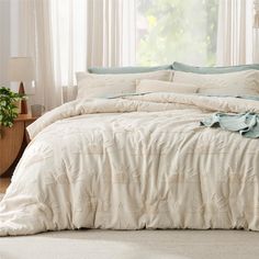 the comforter is clean and ready to be used in the bedroom or as a bed