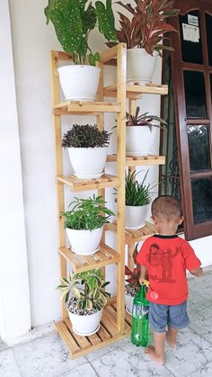 Steanding pot bunga dari kayu palet Tattoo Plant, Porch Plants, Support Pour Plante, Plant Stands Outdoor, Modern Plant Stand, Wooden Plant Stands, Wood Plant Stand, Diy Plant Stand, Plant Decor Indoor