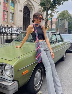 Woman Tie Outfit Ideas, Necktie Style Women, Cute Tie Outfits For Women, Tie Outfit For Women Streetwear, Women Wearing Ties Casual, Woman Wearing Tie, Womens Outfit With Tie, Ties For Women Outfits, Outfits With Ties Aesthetic