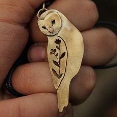 This pendant represents an owl in folk art style. The floral decoration is made of openwork. Completely made of brass and copper, it comes with an adjustable slipknot strap. Barn Owl Necklace, Bee Artwork, Wood Carving For Beginners, Copper Jewellery, Bird Of Prey, Owl Gifts, Brass And Copper, Owl Earrings, Bird Gifts