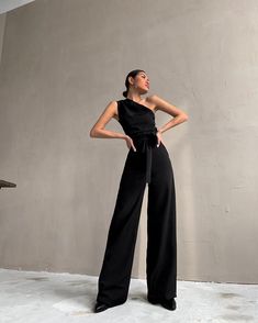 How To Pose In A Jumpsuit For Pictures, Photo Poses In Jumpsuit, Jumpsuit Outfit Poses, Poses In Jumpsuit For Instagram, Jumpsuit Poses Photography, Poses For Jumpsuit, Black Jumpsuit Photoshoot, Ootd Photoshoot Studio, Jumpsuit Poses Instagram