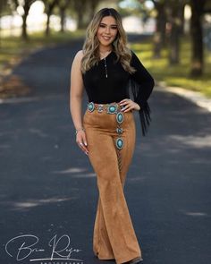 Western Belts Outfit, Flair Jeans Outfit, Vaquera Fits, Vaquera Outfits, Turquoise Clothes, Foto Cowgirl