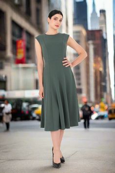 El color elegante del vestido crea un aspecto elegante y elegante para ti en cualquier situación. Con un escote redondo sin mangas, el material elástico ligero complementa el cuerpo. El vestido con largo hasta la mitad de la pantorrilla y ancho moderado crea suavidad y comodidad cuando lo usas todo el día. Esta es la elección perfecta para los trabajadores de oficina cuando se puede combinar de manera flexible con otros atuendos para crear un conjunto perfecto. Puedes combinar con chaquetas, buf Knee-length Fit And Flare Midi Dress, Fitted Sleeveless Tea Length Dress, Sleeveless Fit And Flare Tea Length Dress, Fit And Flare Sleeveless Midi Dress For Work, Fit And Flare Midi Sleeveless Dress For Work, Flattering Stretch Sleeveless Knee-length Dress, Classic Sleeveless Stretch Dress, Solid Sleeveless Midi Dress With Flattering Silhouette, Elegant Fitted Sleeveless Tea Length Dress