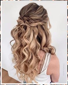 Looking for the perfect winter wedding hairstyle? Look no further! Our collection of 6 stunning winter wedding hairstyles will keep you cozy and chic on your special day. From elegant updos to romantic braids, we've got you covered. Get inspired and find the perfect look for your winter wedding! Wedding Half Updo, Braided Half Updo, Long Hair Waves, Winter Wedding Hair, Wedding Hair Half, Long Hair Updo, Wedding Hairstyles Half Up Half Down, Half Updo, Half Up Half Down Hair