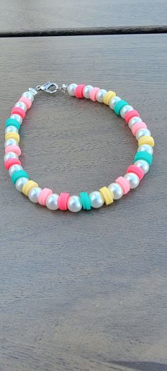 Bracelet Ideas Summer Clay Beads, Bracelet Making Ideas Clay Beads, Cute Clay Bead Bracelet Ideas For Summer, Hieshi Clay Bracelets, Cute Bracelet Ideas For Summer, Pastel Clay Bead Bracelet, Clay Bead Bracelet Ideas With Pearls, Braclets Ideas Beads Easy, Clay Bead Bracelet Ideas Summer Preppy