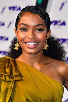 Yara Shahidi Looks So Glamorous In a Vintage Hairstyle at the VMAs Yara Shahidi Hairstyles Grown Ish, Tara Shahidi, Grown Ish Hairstyles, Yara Shahidi Hairstyles, Aesthetic Braids, Glam Hairstyles, Glam Hairstyle, Vintage Hairstyle, Black Ish