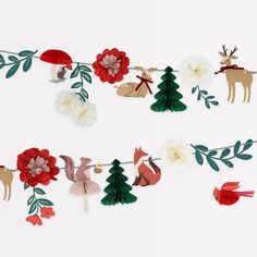 Our Christmas paper garland has traditional colors of red and green, with woodlands animals, trees and flowers for a charming effect. Thanksgiving Host Gift, Woodland Garland, Party Girlande, Animals Flowers, Creative Candles, Vintage Inspired Decor, Winter Woodland, Holiday Scents, Meri Meri