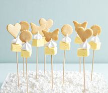 there are many heart shaped treats on sticks