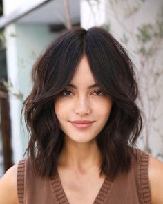 Want a new short haircut that’s edgy and stylish? The mullet-shag hybrid short wolf cut is so in style! Check out 18 short wolf cuts and a DIY tutorial. Click the article link for more photos and inspiration like this // Photo Credit: Instagram @hirohair // #haircuts #shorthairwolfcut #shortwolfcut #shortwolfcutwithbangs #wolfcut #wolfcutshort #wolfcutshorthair Short Wolf Cut, Oval Face Bangs, Elegant Hairstyle, New Short Haircuts, Thick Hair Cuts, Short Shag Haircuts, Oval Face Haircuts, Fresh Haircut, Lob Hairstyle