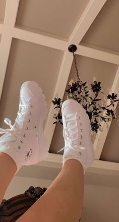 Cute Converse Shoes, Trendy Shoes Sneakers, Preppy Shoes, Pretty Shoes Sneakers, White Kicks, Cute Shoes Heels, Stunning Shoes, Cute Sneakers, Outfits With Converse